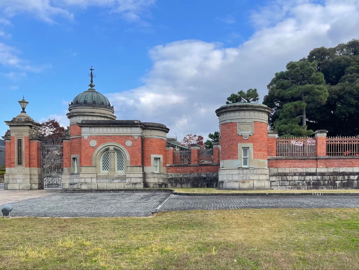 京都国立博物館。残念ながら、ちょうど一時休館中。外からの眺めだけ。