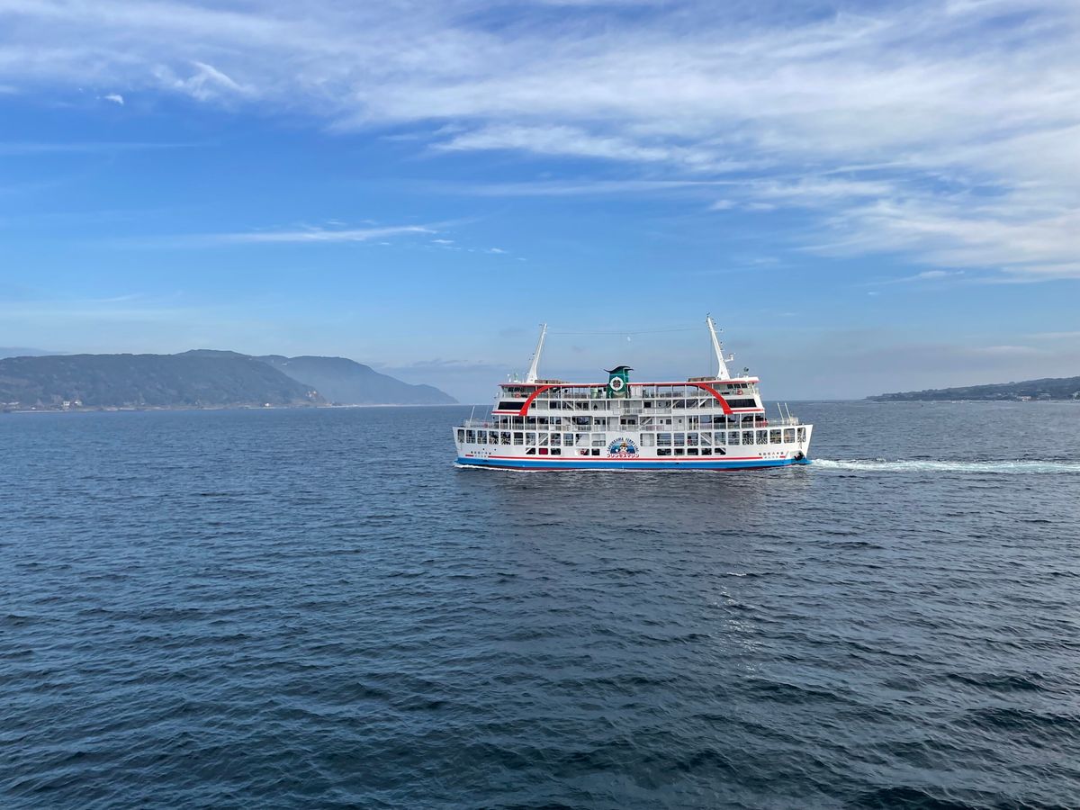 鹿児島港からフェリーに乗って桜島へ。約15分の船旅。
