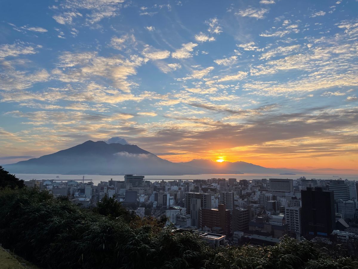 ホテルの窓から見える日の出