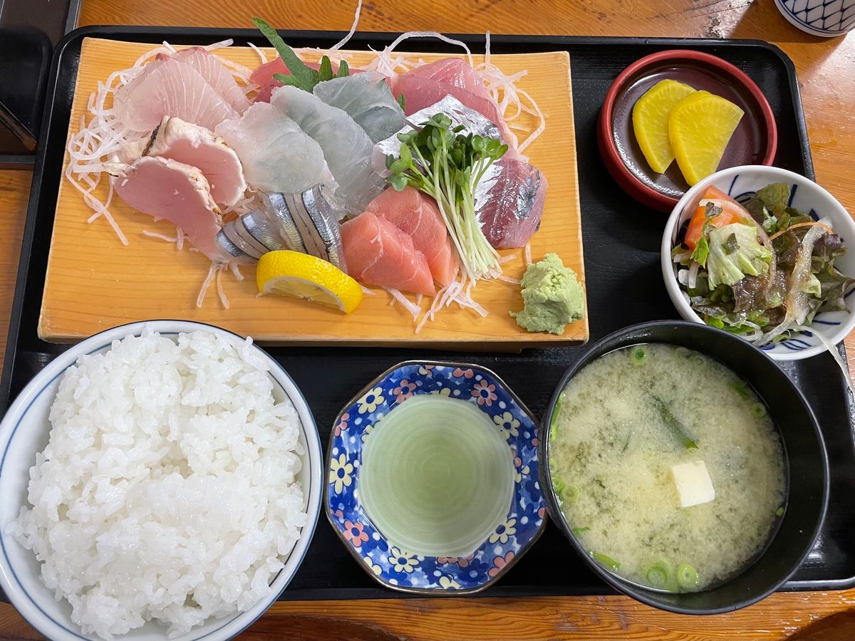 二日目のランチは桜島から鹿児島に戻って市場の中にあるその名も「市場食堂」。...