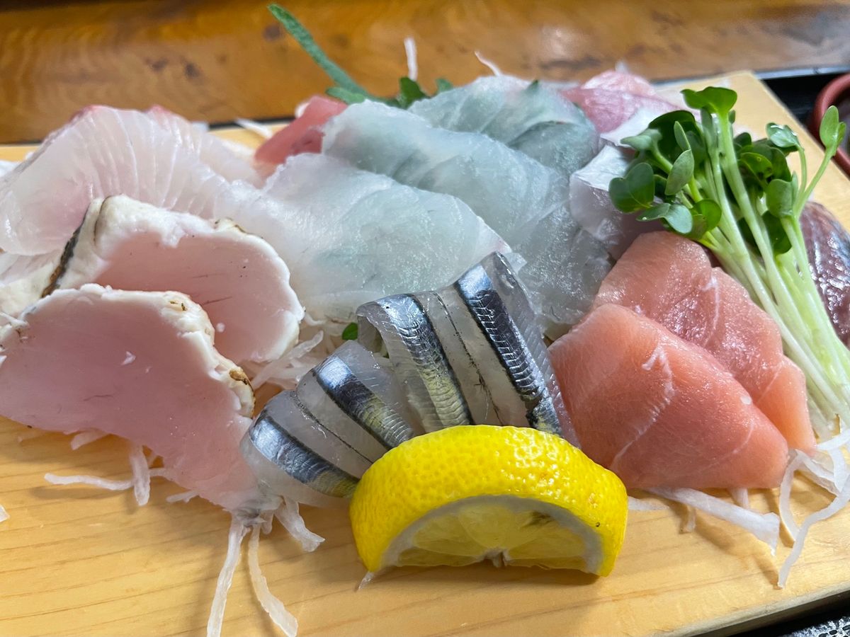 二日目のランチは桜島から鹿児島に戻って市場の中にあるその名も「市場食堂」。...