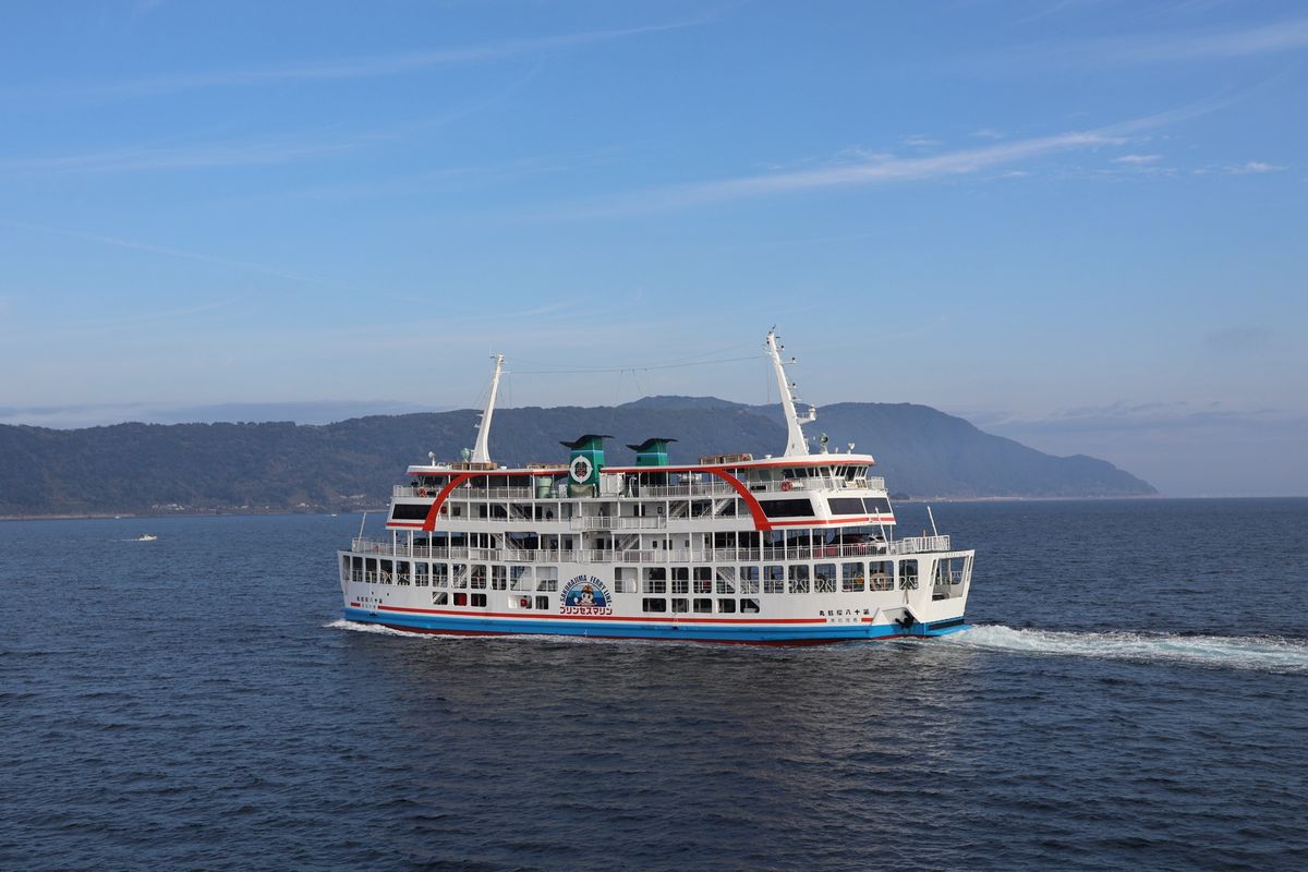 鹿児島港からフェリーに乗って桜島へ。約15分の船旅。