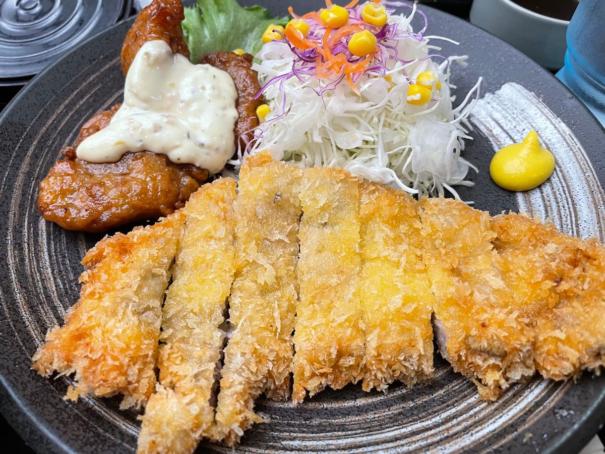 伊丹空港から約１時間で鹿児島空港に到着。まずは空港のレストランでお昼ご飯。...