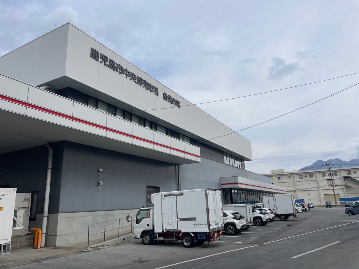 二日目のランチは桜島から鹿児島に戻って市場の中にあるその名も「市場食堂」。...