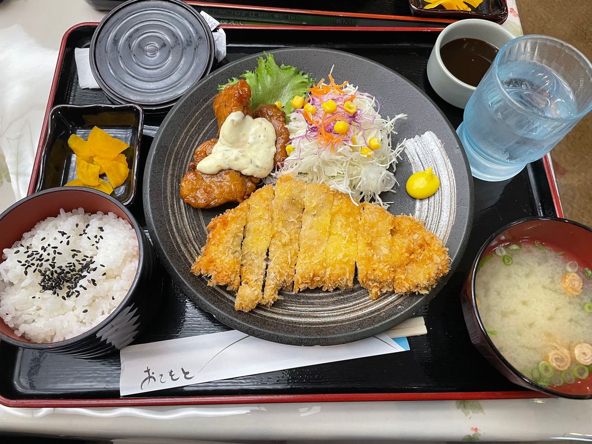 伊丹空港から約１時間で鹿児島空港に到着。まずは空港のレストランでお昼ご飯。...