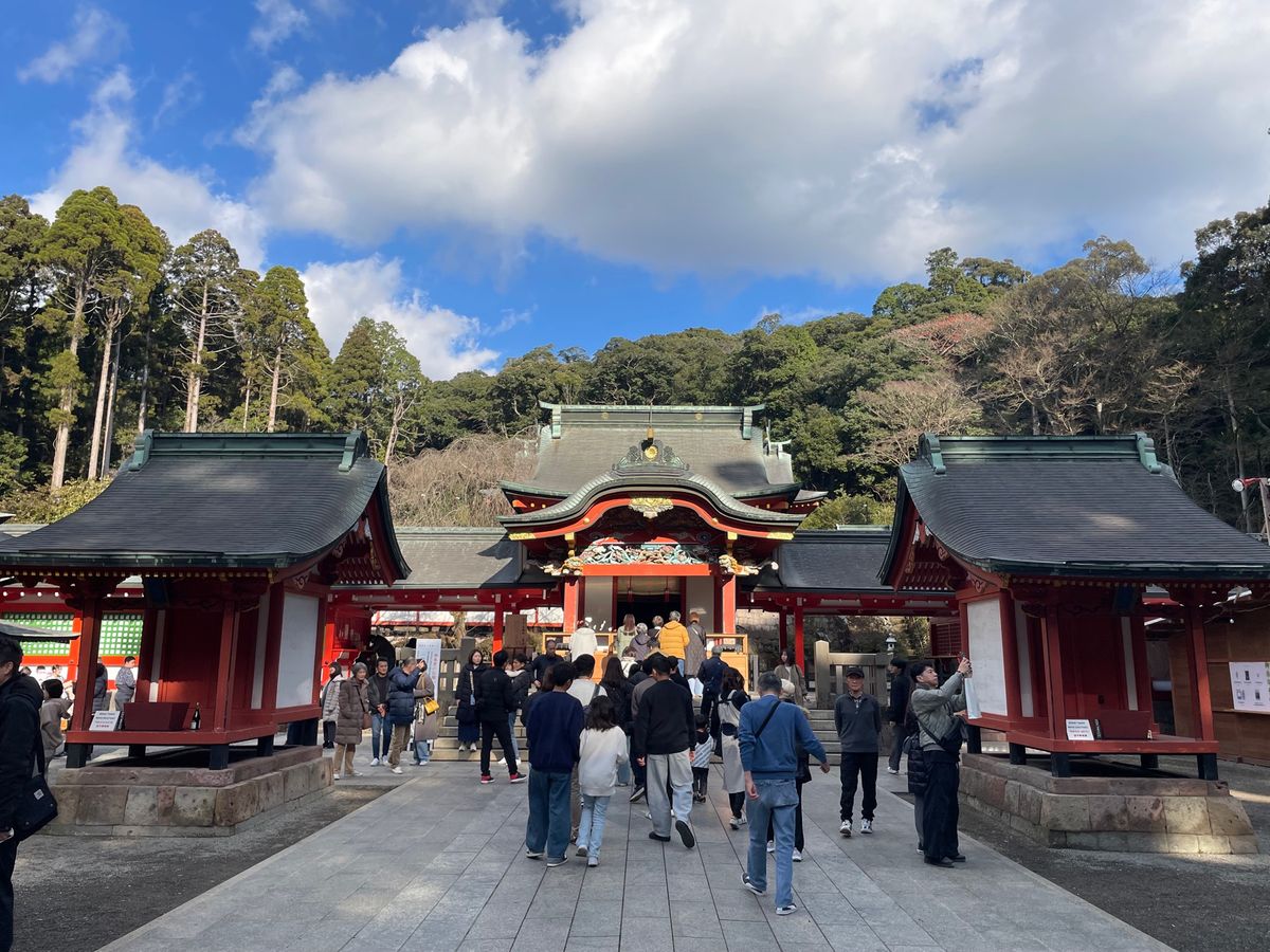 空港でレンタカーを借りて霧島神宮へ。