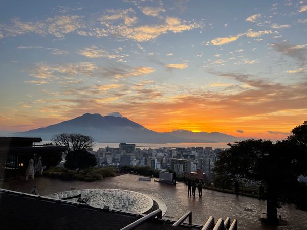 日本・霧島神宮「2025年鹿児島・指宿温泉」の写真：ホテルの窓から見える日の出