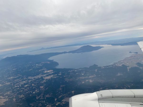 日本・霧島神宮「2025年鹿児島・指宿温泉」の写真：帰路、飛行機からも桜島が見えました。