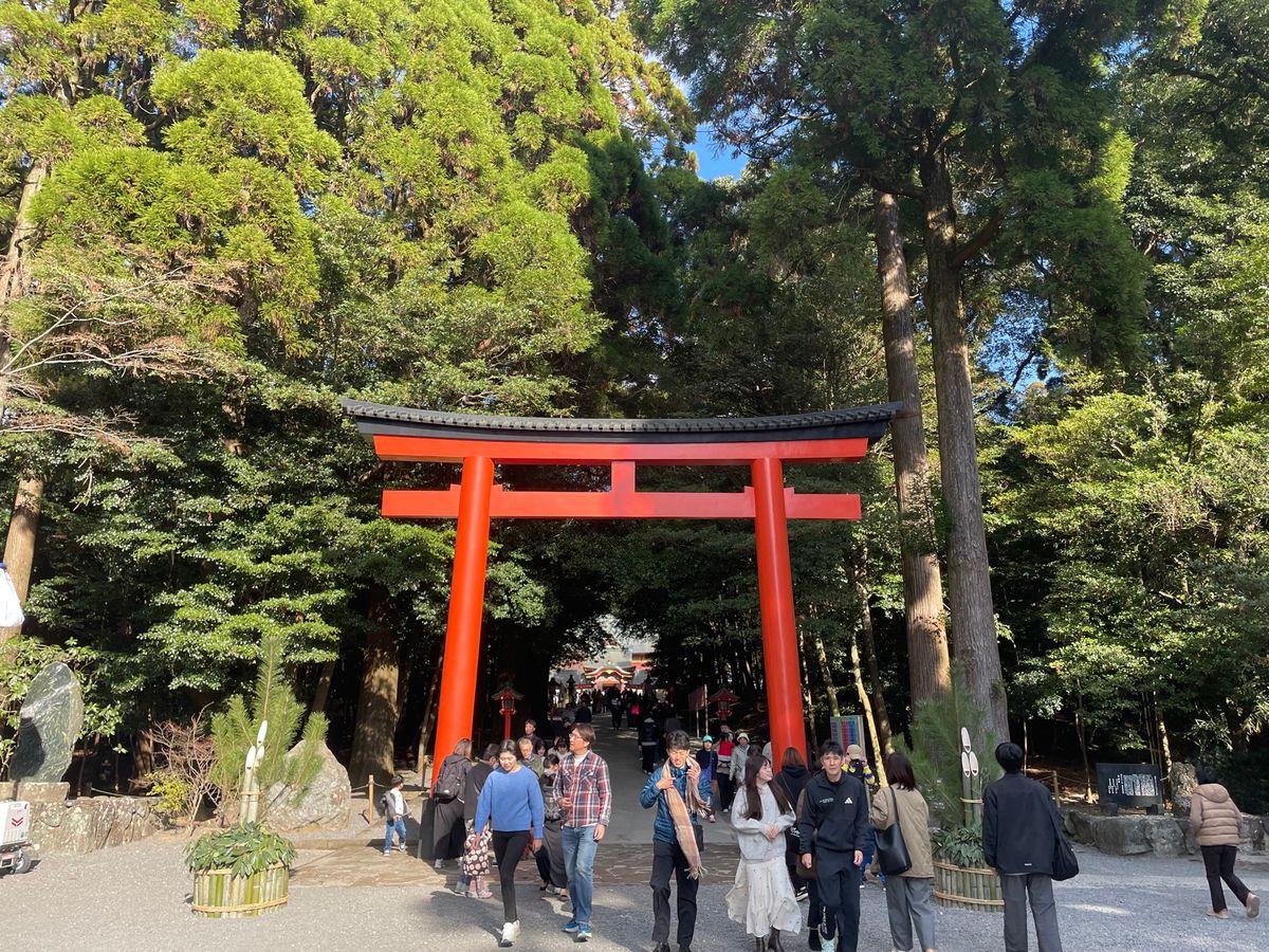 空港でレンタカーを借りて霧島神宮へ。