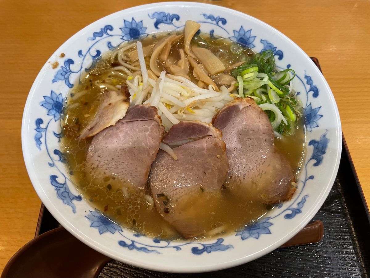 最後は空港のレストランで黒豚チャーシュー麺