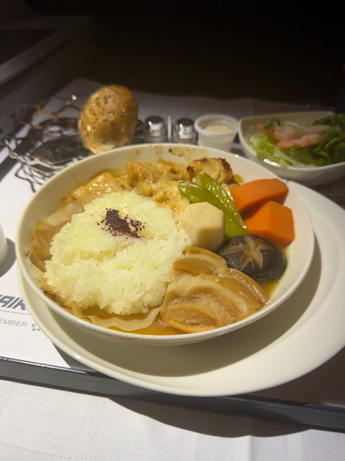 エジプト航空ビジネスクラス機内食

イスラムの国なのでアルコールはでません...