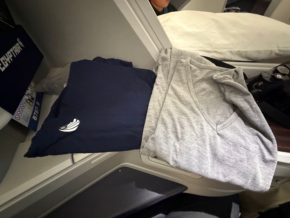 エジプト航空東京-カイロのビジネスクラス

6年前はフルフラットにならなか...