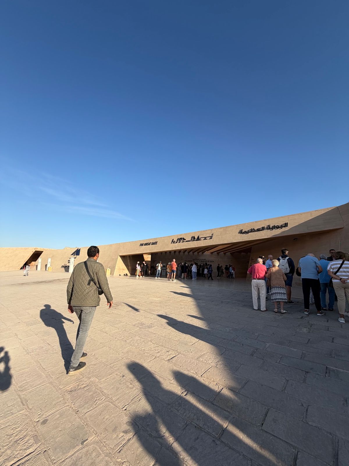 ギザのピラミッド

明るくなってきたところでギザに移動。6年前はピラミッド...