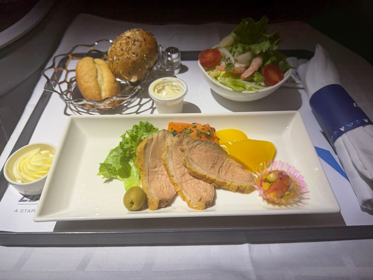 エジプト航空ビジネスクラス機内食

イスラムの国なのでアルコールはでません...