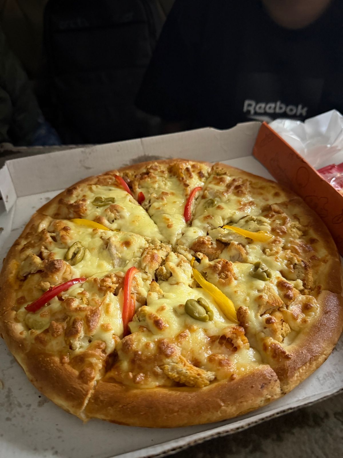 エジプト空港到着！

飛行機を降りてすぐナギーのスタッフが出迎えてくれる。...