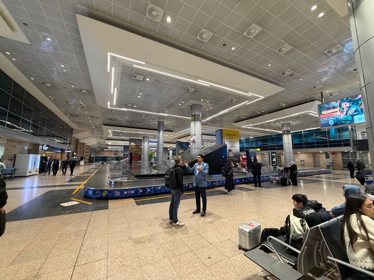 エジプト空港到着！

飛行機を降りてすぐナギーのスタッフが出迎えてくれる。...