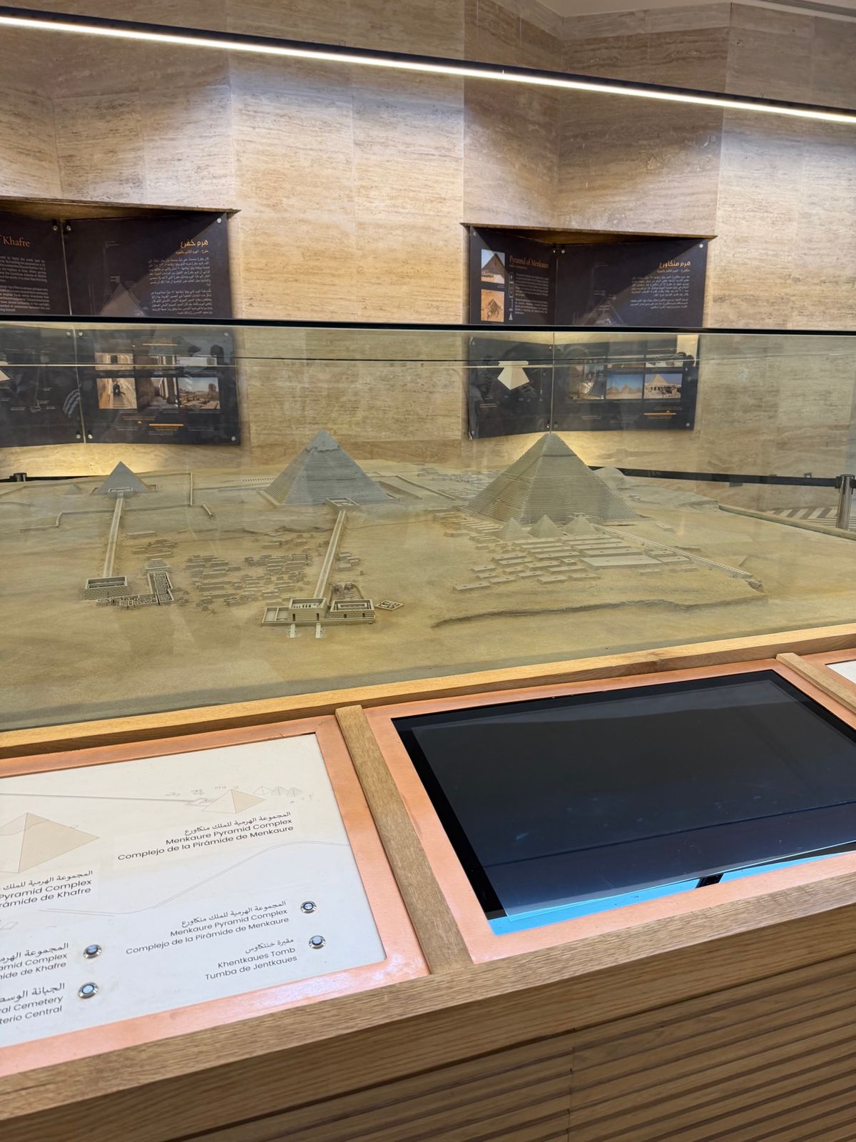 ギザのピラミッド

明るくなってきたところでギザに移動。6年前はピラミッド...