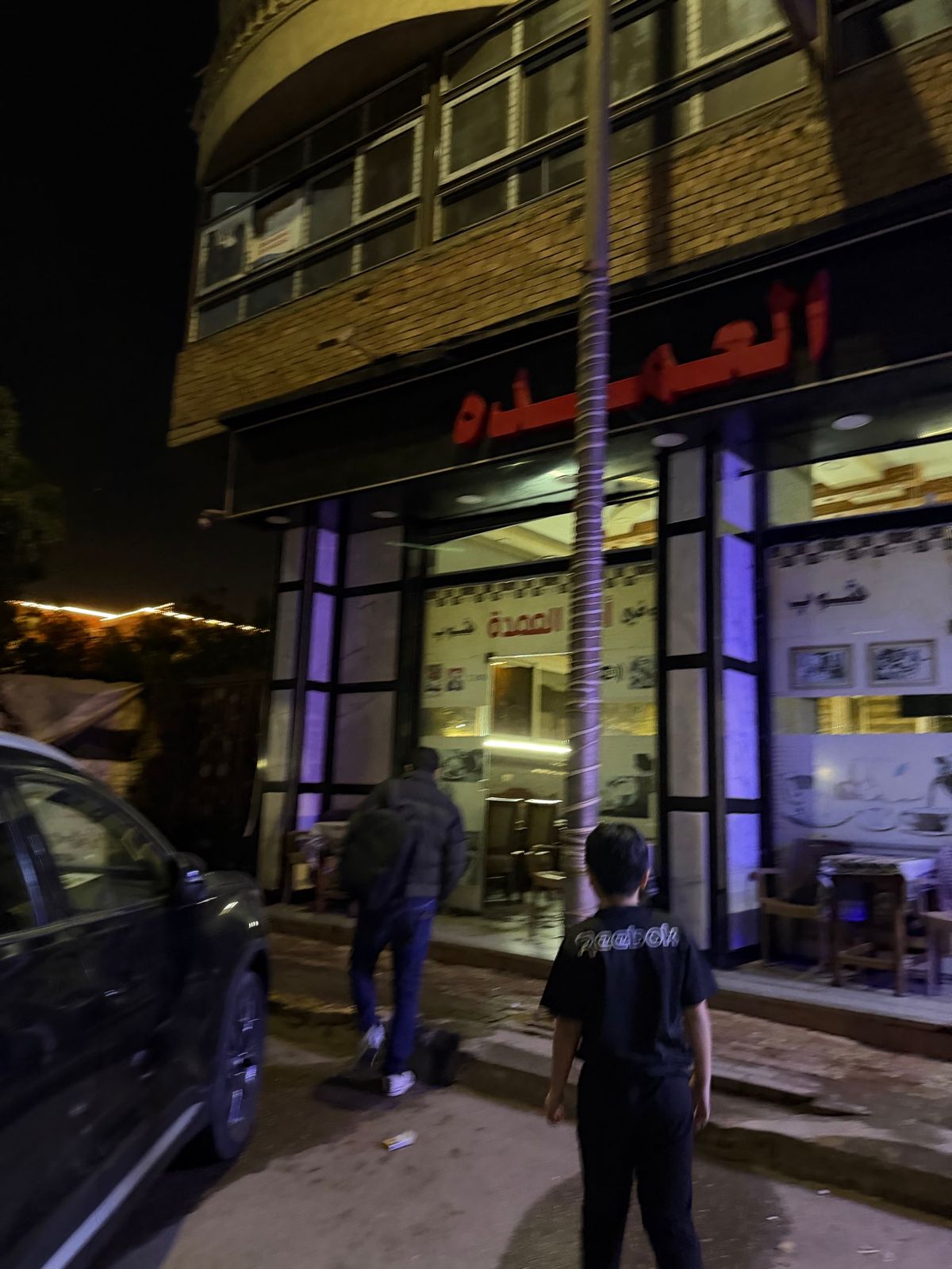 エジプト空港到着！

飛行機を降りてすぐナギーのスタッフが出迎えてくれる。...