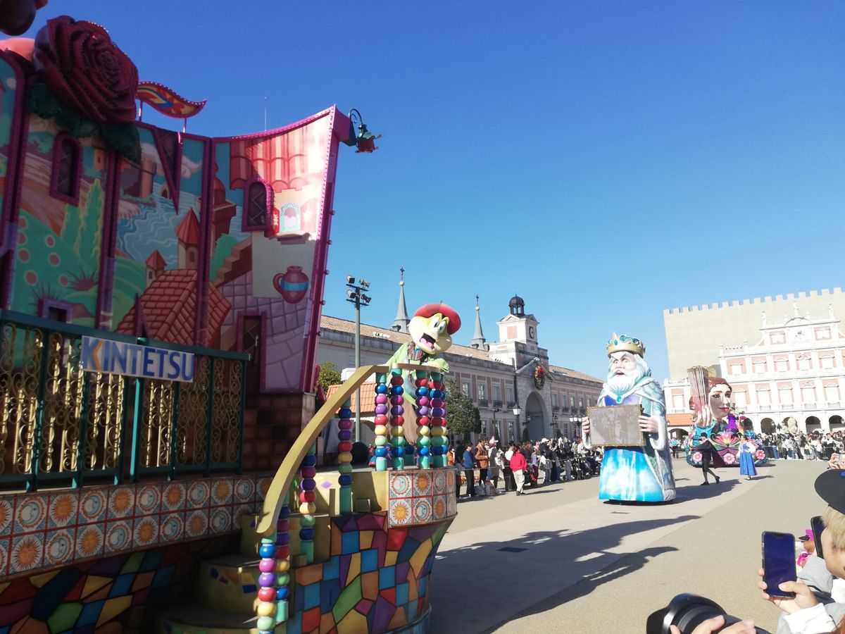 パレードすごいでしょこれ！
最後にキャラクターたちとお客さんが入り乱れてダ...