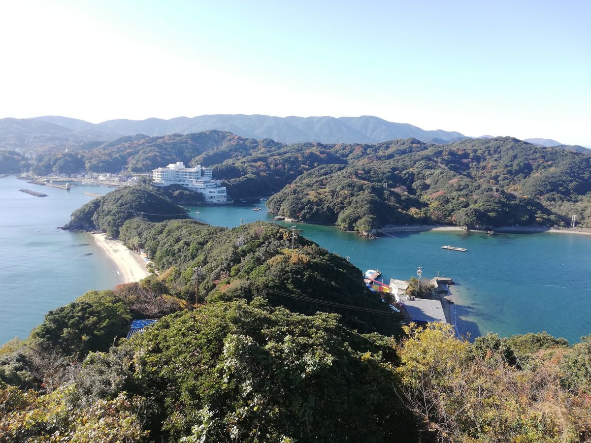 伊勢湾の眺め最高すぎでは……！？
山頂には展望台があり、そこからぐるり一面...