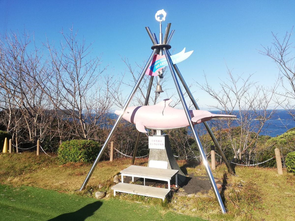 イルカ島は島なだけあってそれなりに高い山になってます。
頂上まではロープウ...
