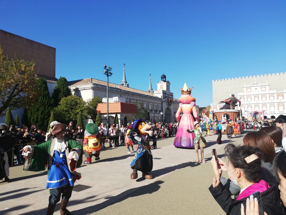 パレードすごいでしょこれ！
最後にキャラクターたちとお客さんが入り乱れてダ...