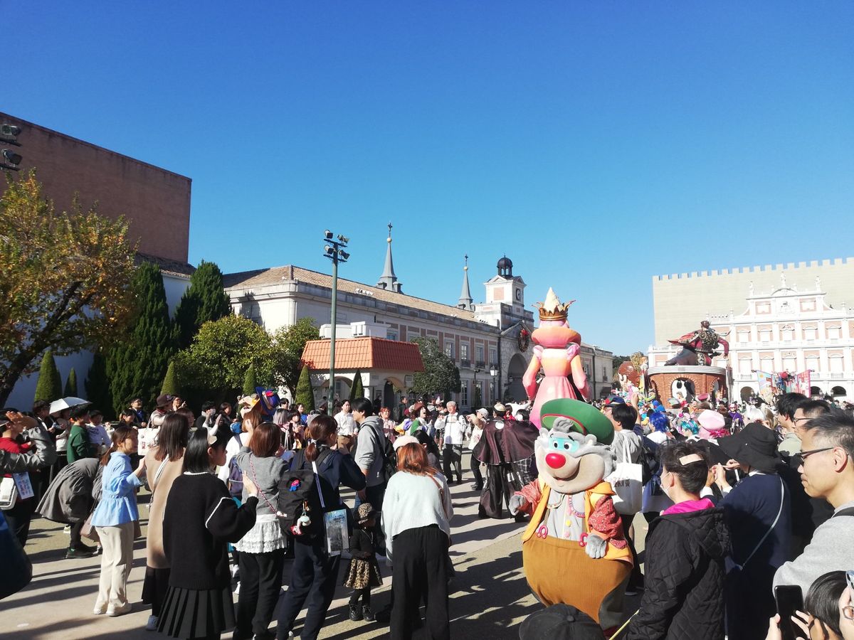 パレードすごいでしょこれ！
最後にキャラクターたちとお客さんが入り乱れてダ...