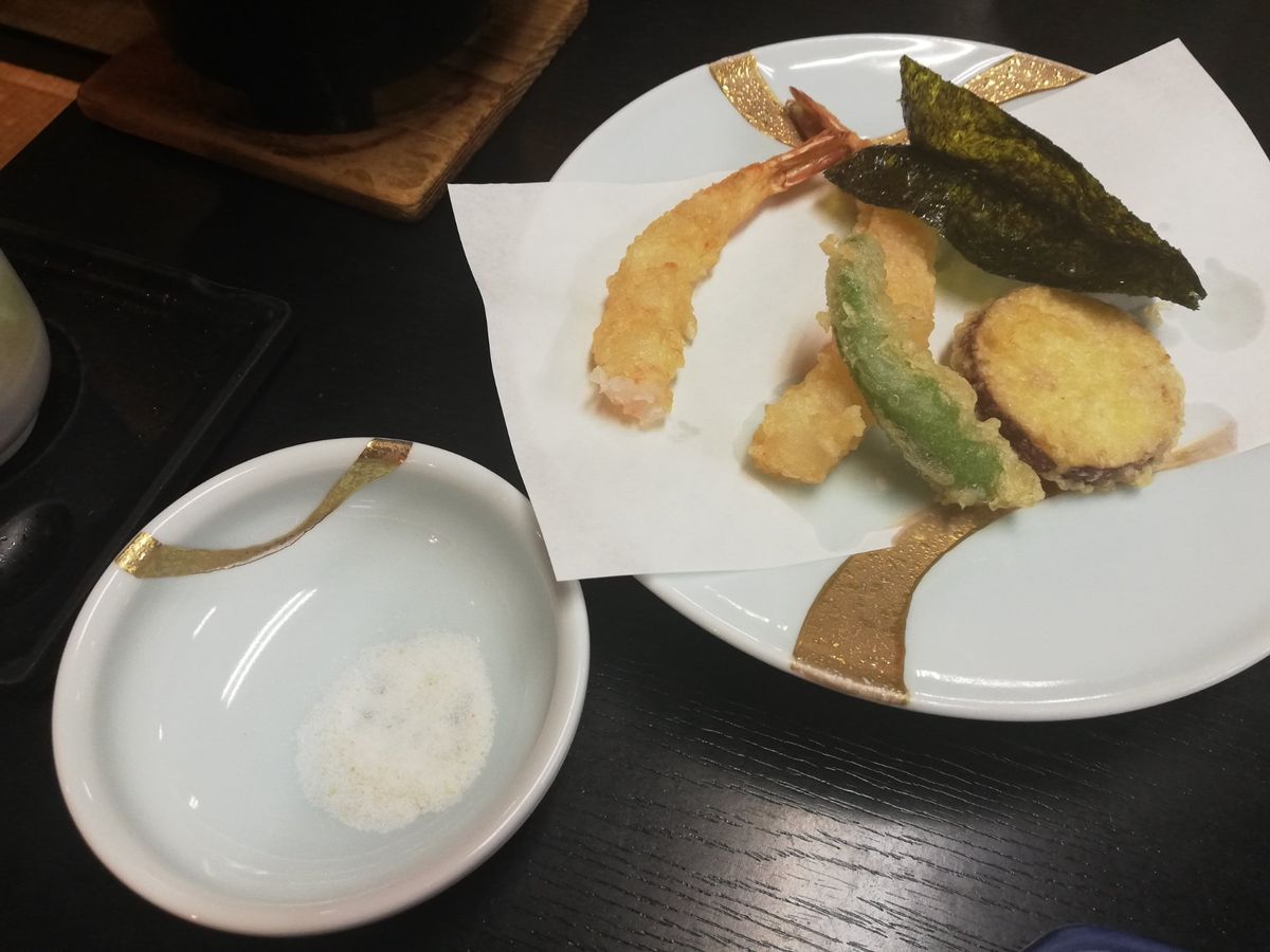 小浜荘の晩御飯。
アワビ付きプランだったので極厚アワビをいただきました！
...