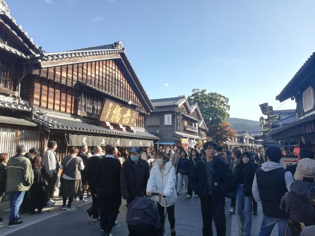 おかげ横丁食べ歩き。
伊勢うどん、松阪牛コロッケ、赤福ぜんざいです。
平日...