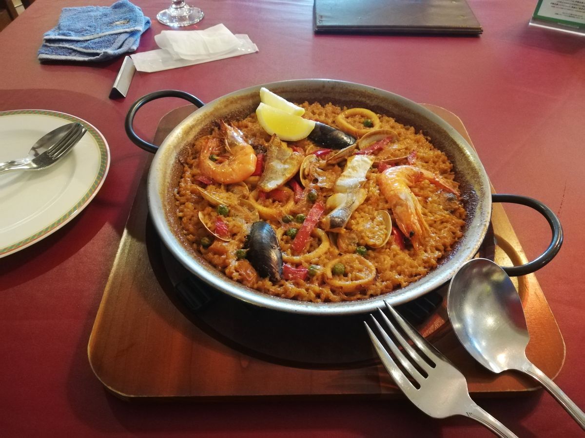 こちらは昼を食べたレストラン「アルハンブラ」です！！
超本格派パエリアが食...