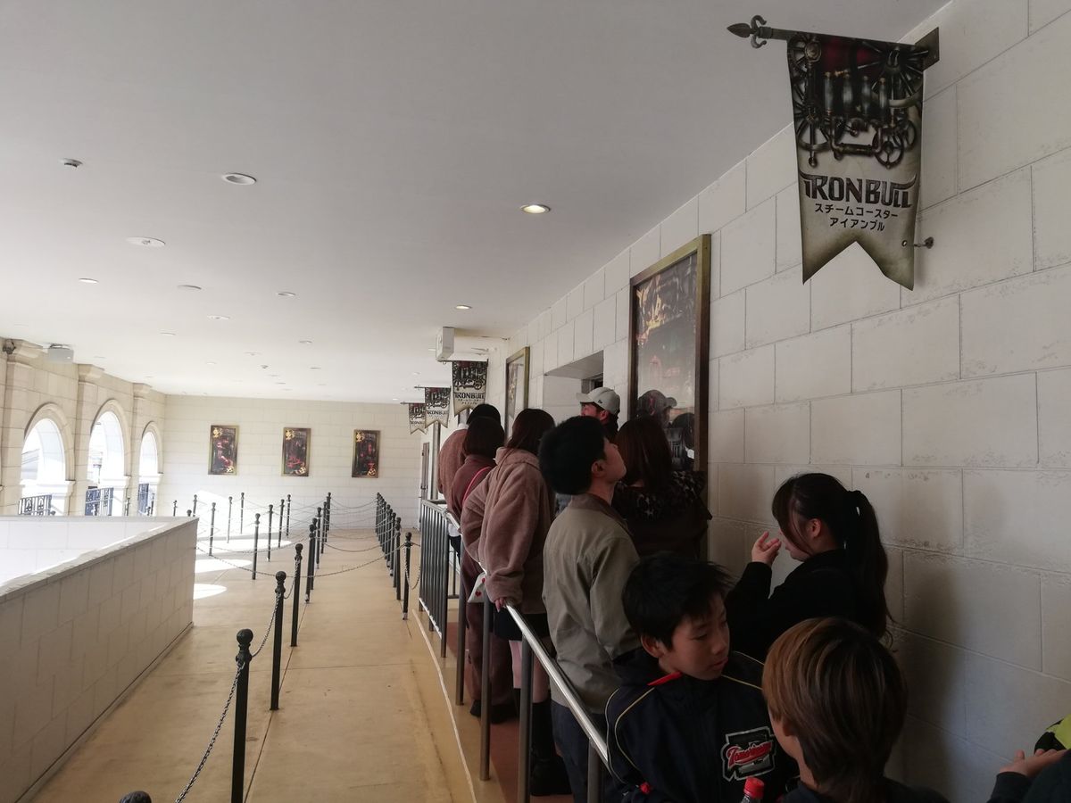 いやー、スペイン村いいですねぇ。空気がいいよ。
混みすぎてないからアトラク...