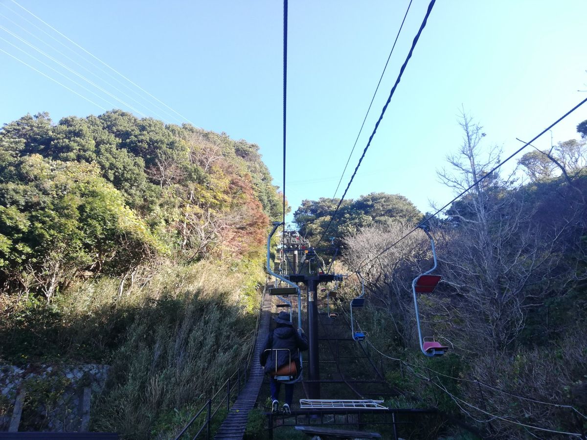イルカ島は島なだけあってそれなりに高い山になってます。
頂上まではロープウ...