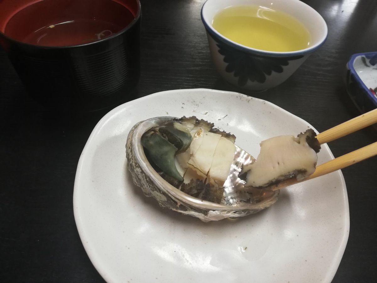小浜荘の晩御飯。
アワビ付きプランだったので極厚アワビをいただきました！
...