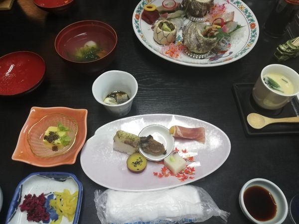 日本・三重県「20251128伊勢志摩満喫旅行(まわりゃんせ利用)」の写真：小浜荘の晩御飯。
アワビ付きプランだった...