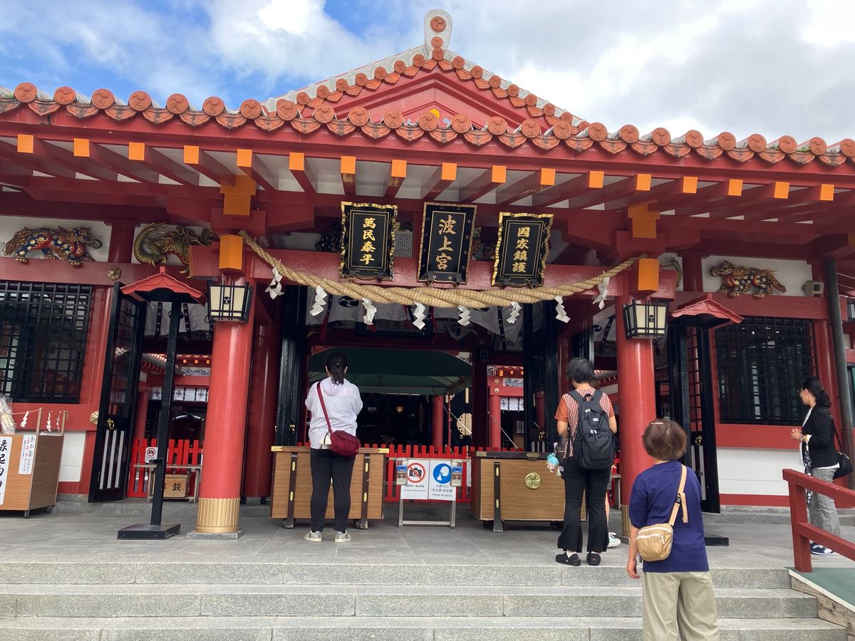 波上宮と波の上ビーチ。
ビーチは白い砂浜維持。