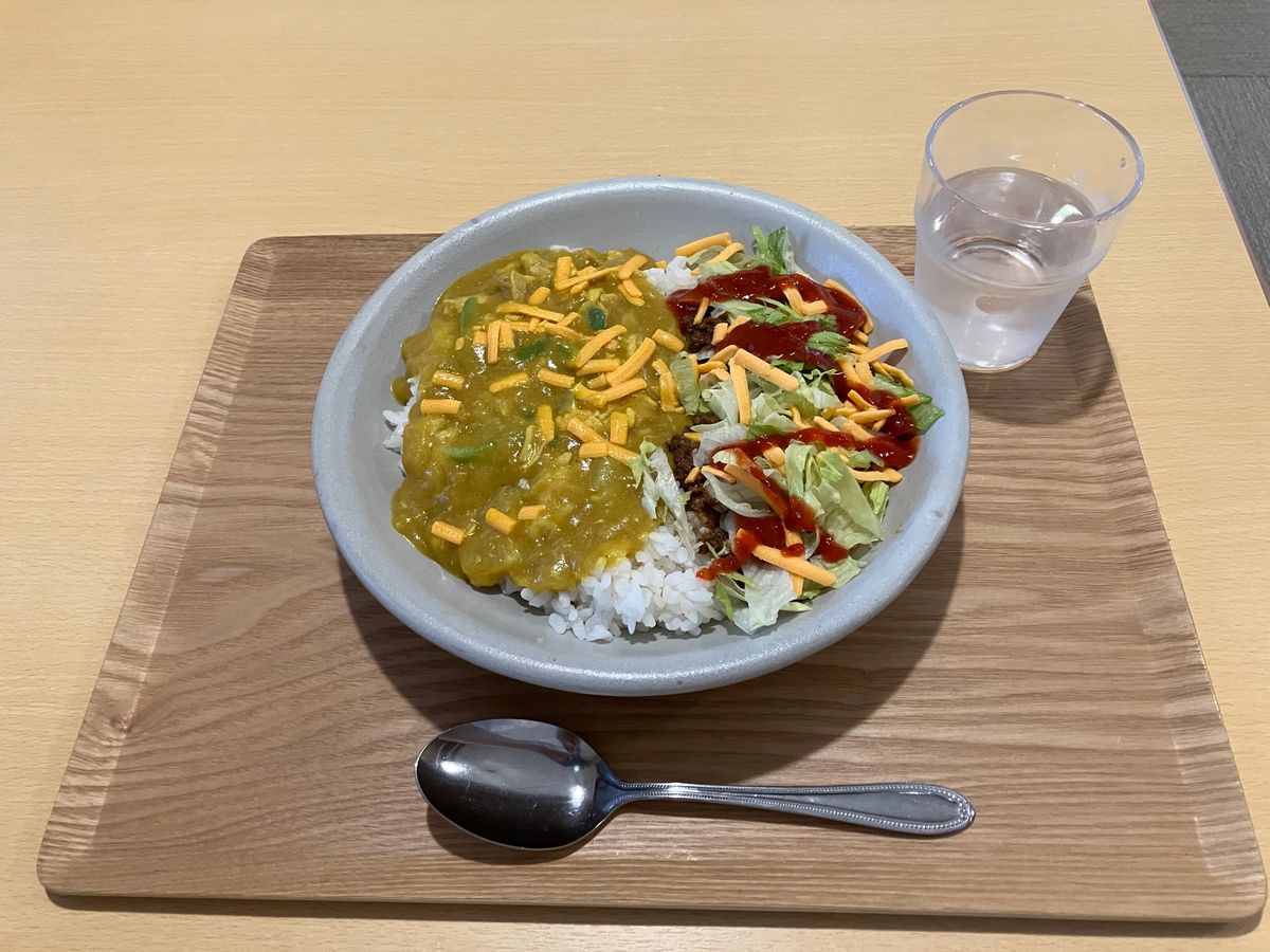 お昼に県庁裏、那覇市役所近くの食堂「三食堂」へ。
タコライスとカレーの欲張...