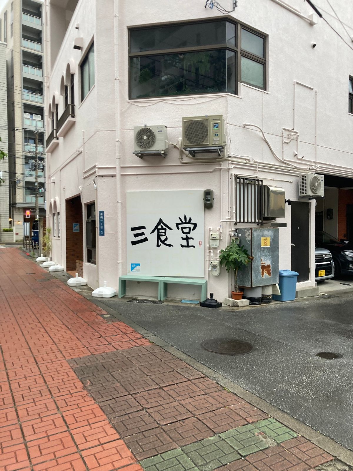 お昼に県庁裏、那覇市役所近くの食堂「三食堂」へ。
タコライスとカレーの欲張...