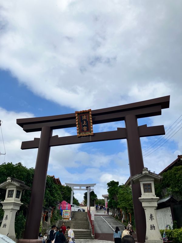 日本・沖縄県「沖縄旅行3回目」の写真：波上宮と波の上ビーチ。
ビーチは白い砂浜維持。