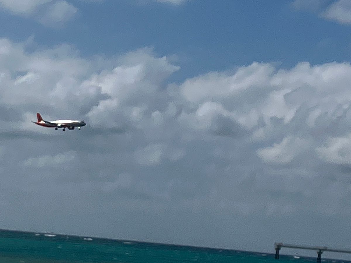 瀬長島は海で遊ぶことができます。
航空機の航路近くなので、離着陸がよく見えます。