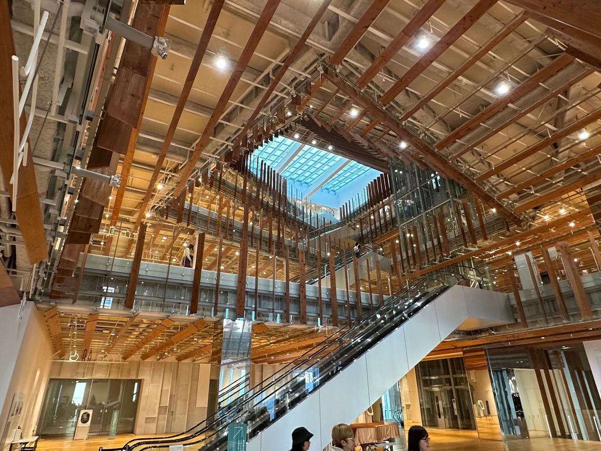 富山市
富山市ガラス美術館、富山ブラックとブラックカレー、白エビ蕎麦とます...