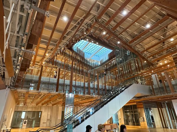 日本・石川県「富山七尾旅行」の写真：富山市
富山市ガラス美術館、富山ブラック...