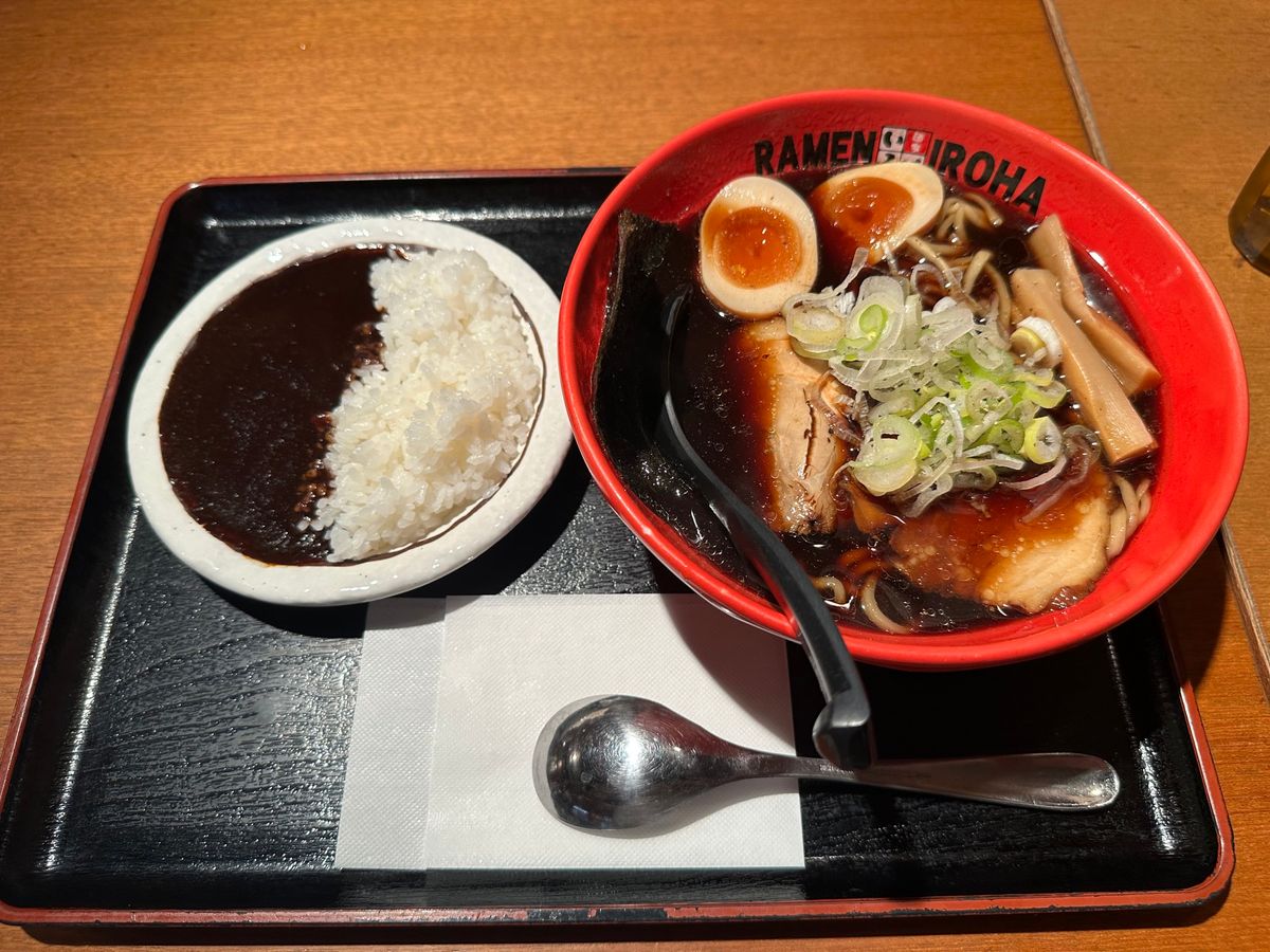 富山市
富山市ガラス美術館、富山ブラックとブラックカレー、白エビ蕎麦とます...