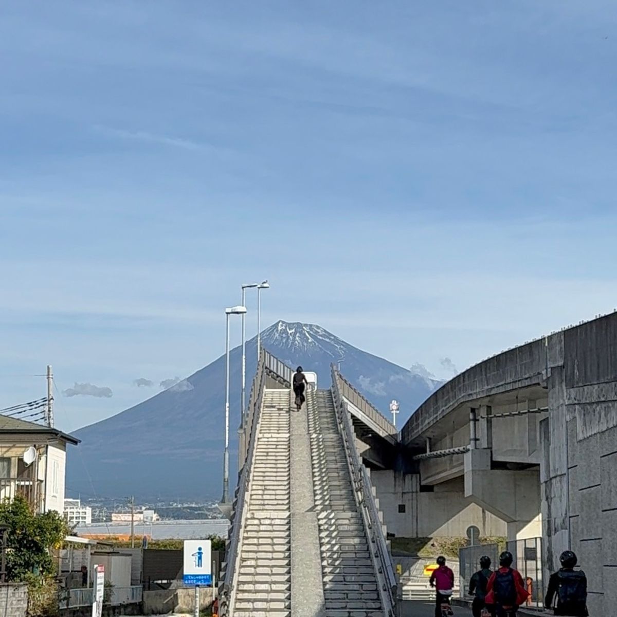 富士見大橋 と 河口湖での紅葉
