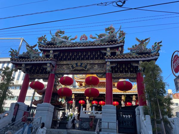 日本・神奈川県「横浜紅葉・中華街」の写真：三溪園の後はバスで移動して中華街へ