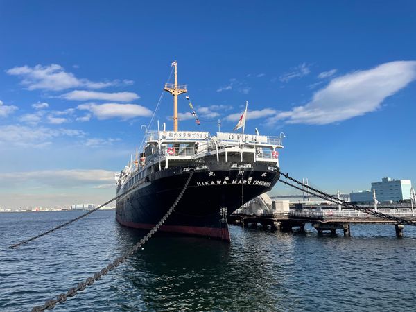日本・神奈川県「横浜紅葉・中華街」の写真：港には氷川丸