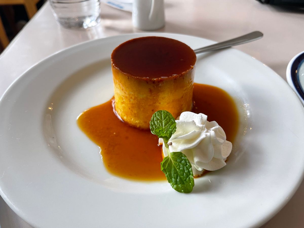 イタリア庭園近くにある喫茶店で一休み。パンプキンプリンとコーヒー。