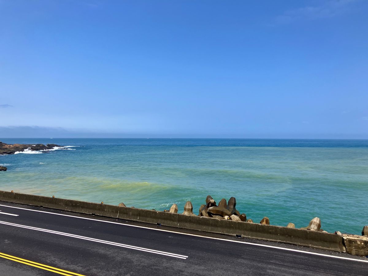 本日は観光デー。

野柳地質公園
様々な形に侵食された地層を見学出来ます。...