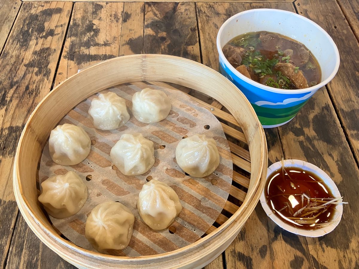 九份
ここに来たなら、タロイモ団子。
幸い店が空いていて待ち時間ゼロで食べ...