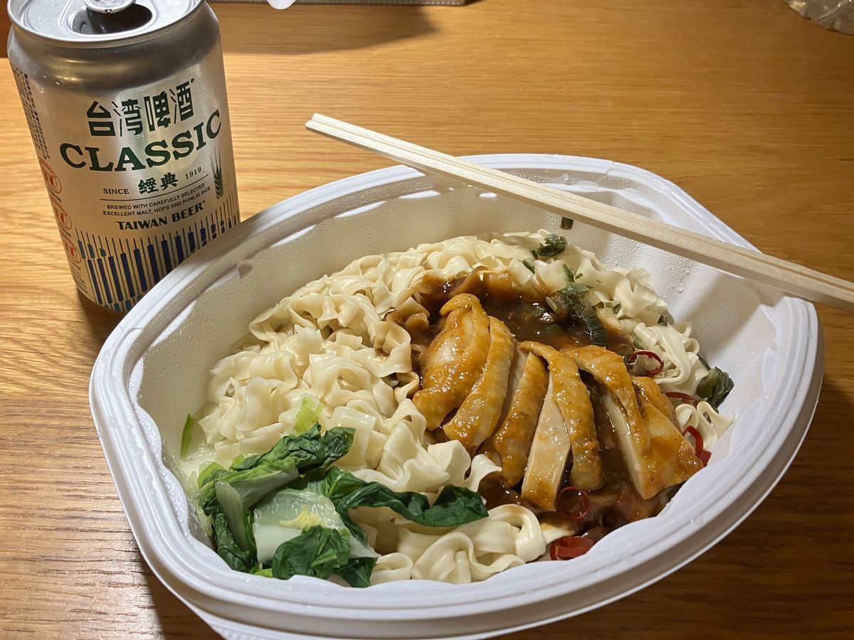 本日は歩き回って疲労困憊。
ホテル1Fのコンビニで晩御飯を調達しました。
...
