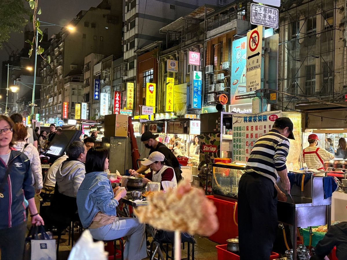 寧夏夜市
やはり観光客が多い！
排骨と蒸し餃子を食べました。
蒸し餃子は生...